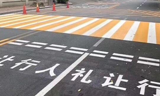 廠(chǎng)區(qū)停車(chē)位劃線(xiàn)施工找哪家？專(zhuān)業(yè)團(tuán)隊(duì)為您排憂(yōu)解難